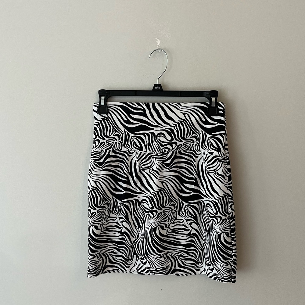 Elastic Mini Skirt with Swirls